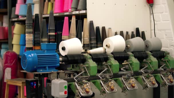 Bobinas de hilo giratorio en la fabricación textil — Vídeos de Stock