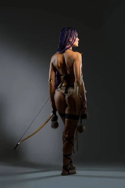 Hermosa mujer de pie con arco y flechas —  Fotos de Stock