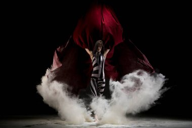 Kırmızı pelerin ve toz kadın sanatçı