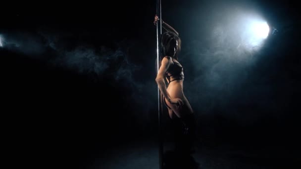 Video van Nude brunette in knie-hoge laarzen door pyloon — Stockvideo