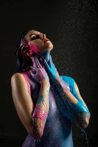 裸体女人与彩色身体艺术视图 — 图库照片