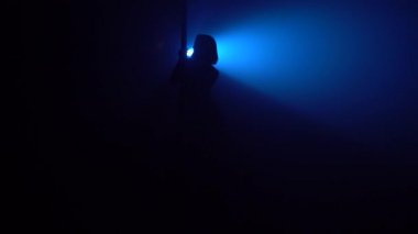 Karanlık videoda direkte dans eden kız.