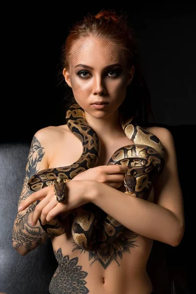 Mulher tatuada com visão python — Fotografia de Stock