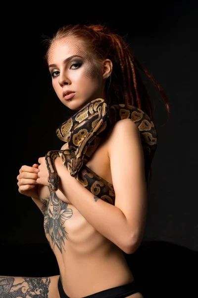 Femme tatouée avec tir python — Photo