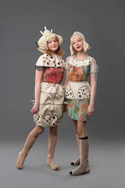 Två flickor i färgglada klänningar och hattar porträtt — Stockfoto