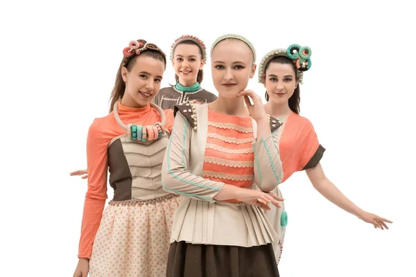 Sanat moda elbiseler genç kızlar izole görünümü — Stok fotoğraf