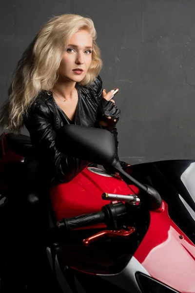 オートバイのショットに寄りかかってセクシーな女の子 — ストック写真