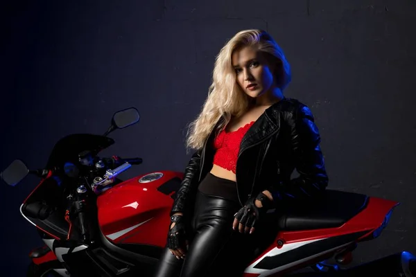 Sexy blondýnka opřená o motocykl — Stock fotografie