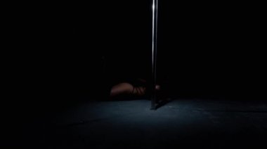 Karanlıkta bdsm iç çamaşırı video Pylon dansçı