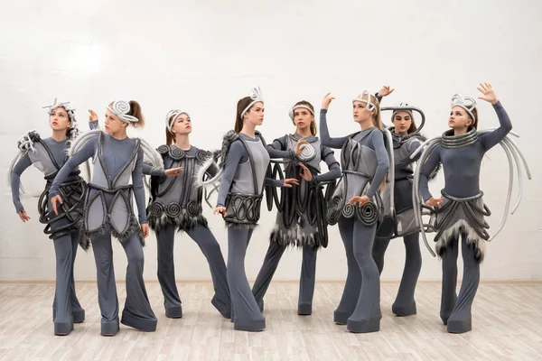 Группа молодых танцовщиц в фантастических костюмах — стоковое фото