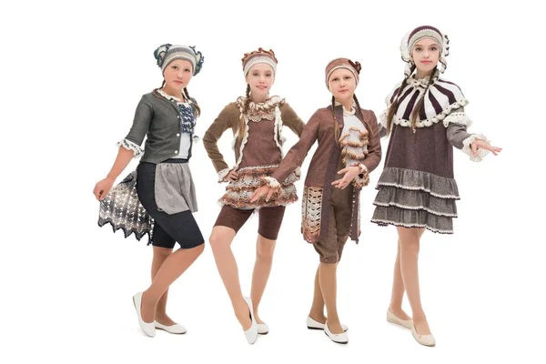 Gruppo di ragazze in costumi e cappelli originali — Foto Stock