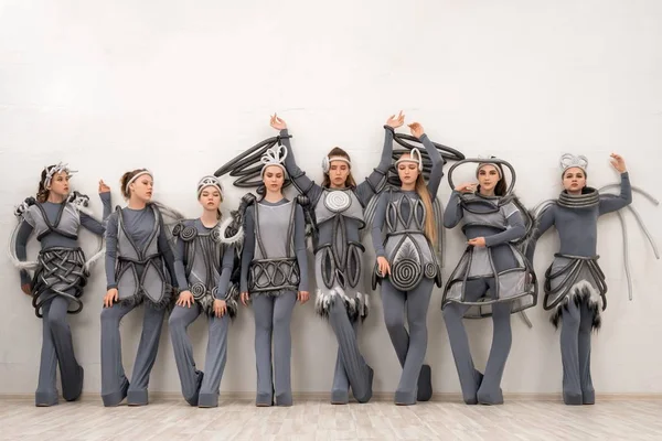 Выстрелы молодых танцоров в фантастических костюмах — стоковое фото