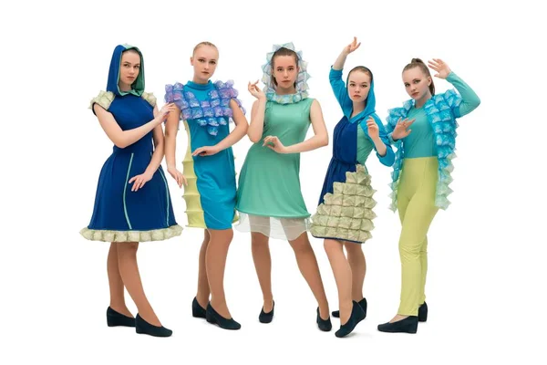 Giovani ballerini in abiti colorati girato — Foto Stock