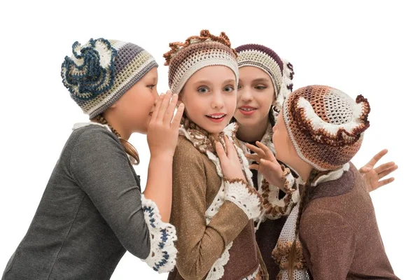 Meisjes levendig chatten en fluisteren geheimen op het oor — Stockfoto