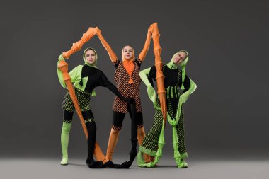 Fantastik giysiler çekim Pretty gençler