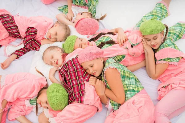 Mädchen in bunten Pyjamas schlafen erschossen — Stockfoto