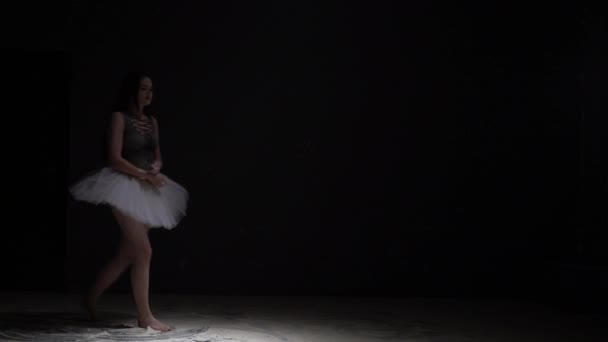 Genadige danser in tutu en stof in het donker — Stockvideo