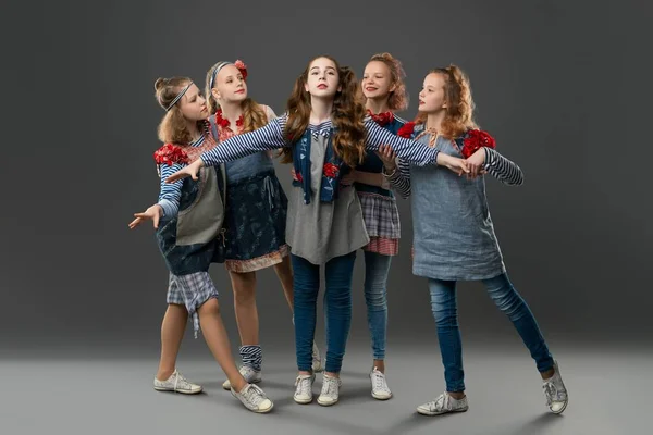 Hübsche Mädchen in originellen Kostümen Porträt — Stockfoto