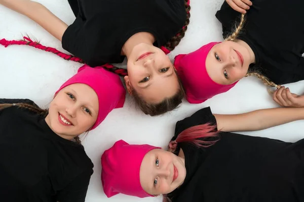 Meninas jovens em bandanas e t-shirts vista — Fotografia de Stock