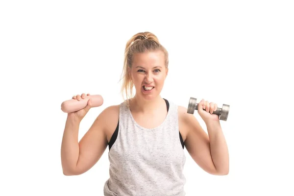 Mujer gorda divertida con mancuerna tiro aislado — Foto de Stock