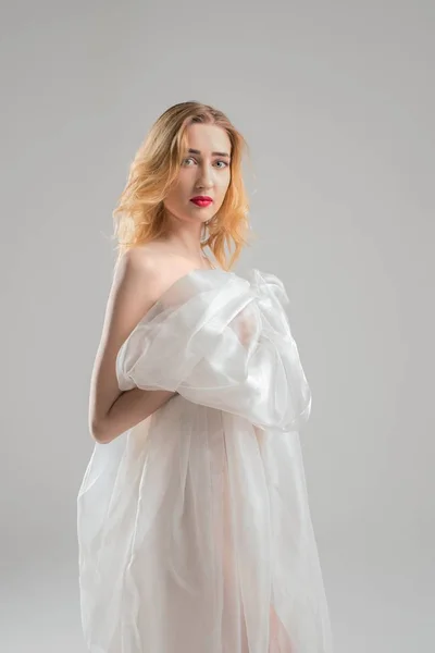Schlanke Blondine in weißes Tuch gehüllt — Stockfoto