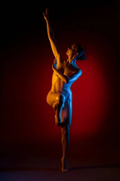 Mujer desnuda disparo de longitud completa en luces de color — Foto de Stock