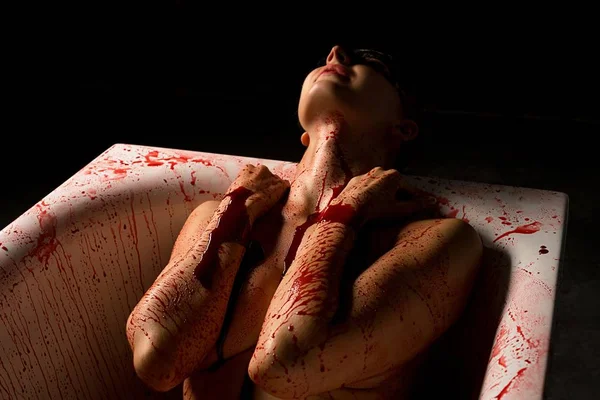 Mulher nua sangrando no banho tiro — Fotografia de Stock