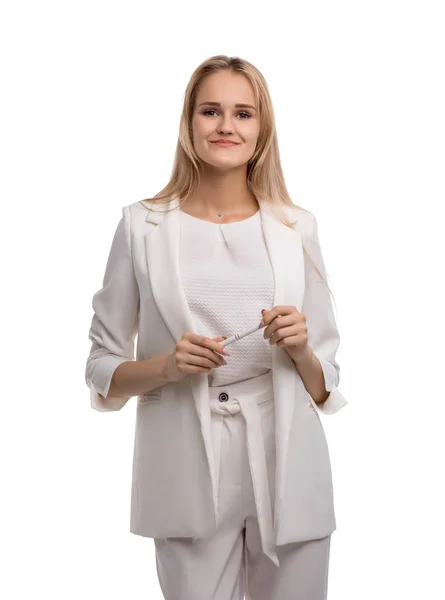 Молодая деловая женщина в белом костюме — стоковое фото