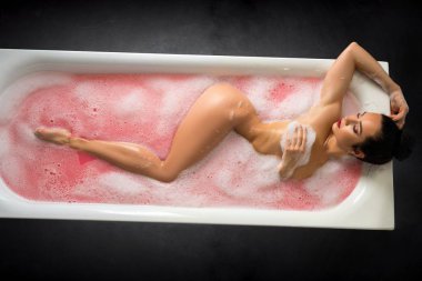 Çıplak esmer banyo görünümünde rahatlatıcı