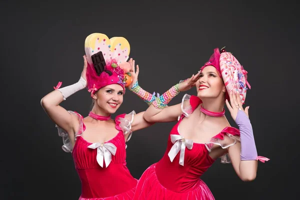Showgirls dansant en costumes originaux tourné — Photo