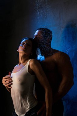 Duş çekimde buharlı kucaklama Loving çift