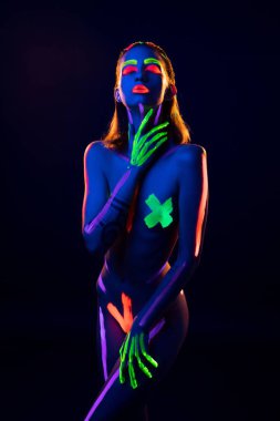Ultraviyole desenbodyart kırpılmış görünümü ile Kız
