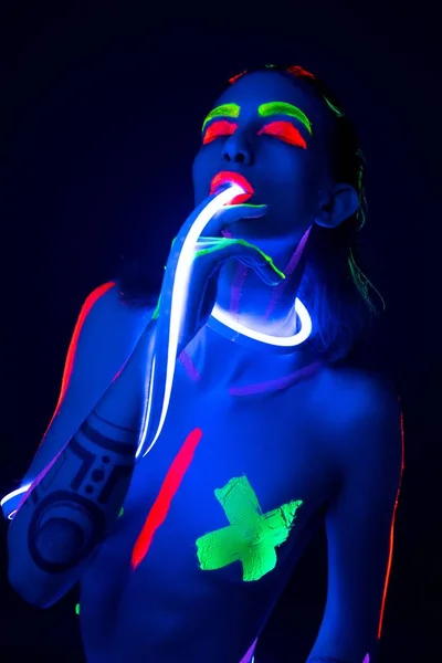 Mädchen mit UV-Farbmuster Bodyart-Ansicht — Stockfoto