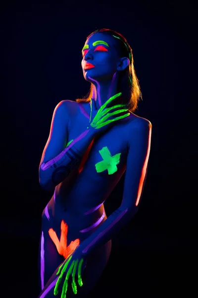 Nackte Modefrau mit Neon-Fleck auf dem Körper — Stockfoto