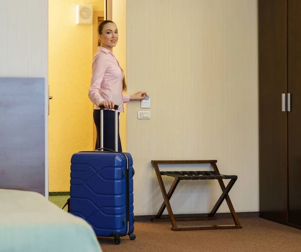 Huésped bastante femenina en el umbral de la habitación de hotel — Foto de Stock