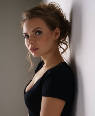 Studio fotoğraf siyah elbiseli güzel genç esmer