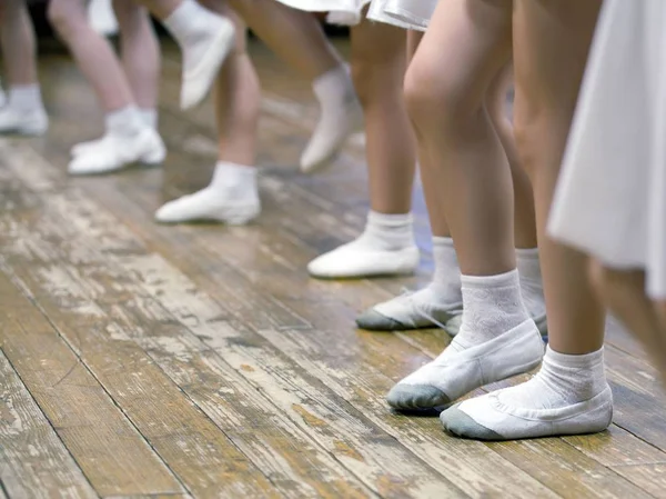 Девушки в балетной школе. Изображение ног, крупным планом — стоковое фото