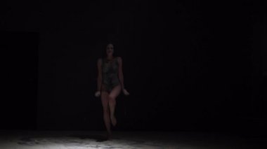 Vücut içinde zarif esmer toz video atma