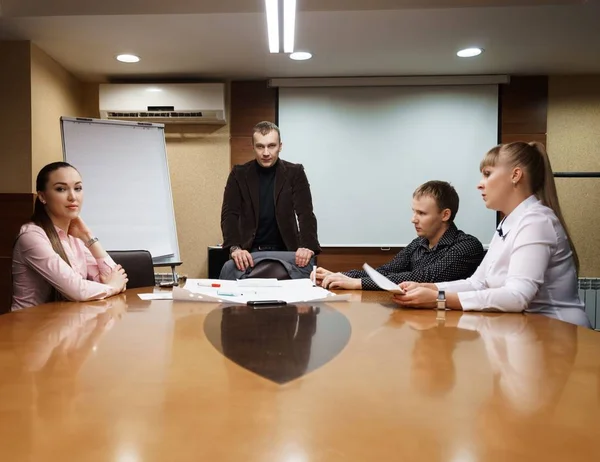 Gente de negocios discutiendo nuevo proyecto en la oficina — Foto de Stock