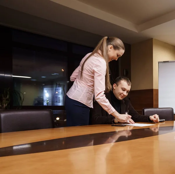 비즈니스 사람들이 사무실 회의실에서 거래를 복용 — 스톡 사진