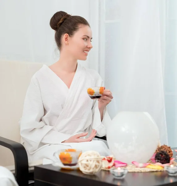 Imagen de chicas encantadoras tomando té en el salón de belleza — Foto de Stock