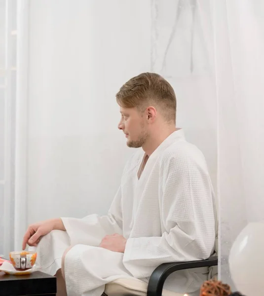 Atractivo hombre y mujer relajándose en el salón de spa — Foto de Stock