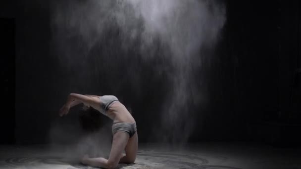 아름다운 소녀 에 그녀의 무릎 던지는 먼지 보기 — 비디오