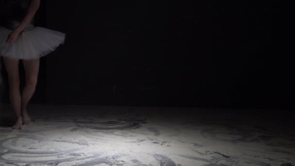 Χαριτωμένη γυναίκα με φούστα που πετάει σκόνη στο σκοτάδι — Αρχείο Βίντεο