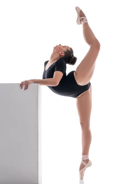 漂亮的芭蕾舞演员在舞蹈中执行垂直拆分 — 图库照片