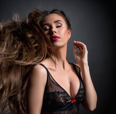 Güzel kız sensually başını atma poz