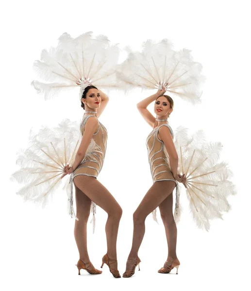 Flickor dansar med vita fläktar fullängds View — Stockfoto