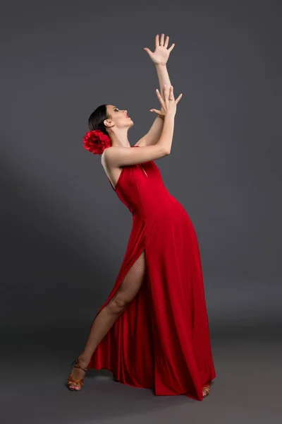 拉丁舞者在红色性感礼服拍摄 — 图库照片