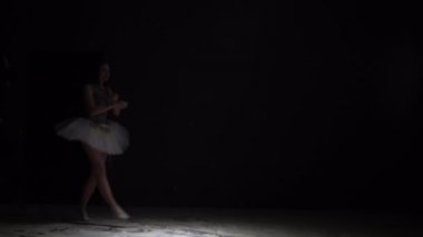 Beyaz tutu toz görünümü atma zarif kız