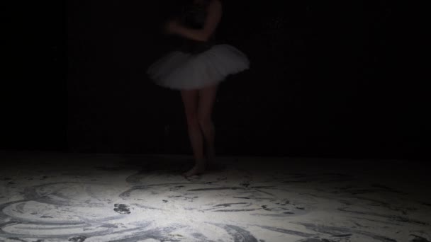 Elegante chica en tutú lanzando polvo video — Vídeo de stock